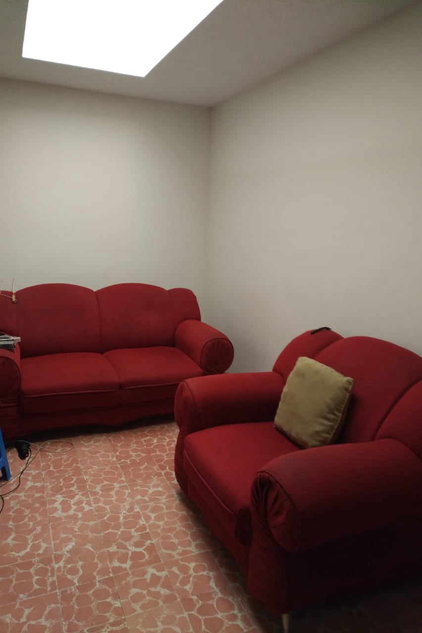 Espacio flexible en planta alta, perfecto como área de TV o salón de juegos.