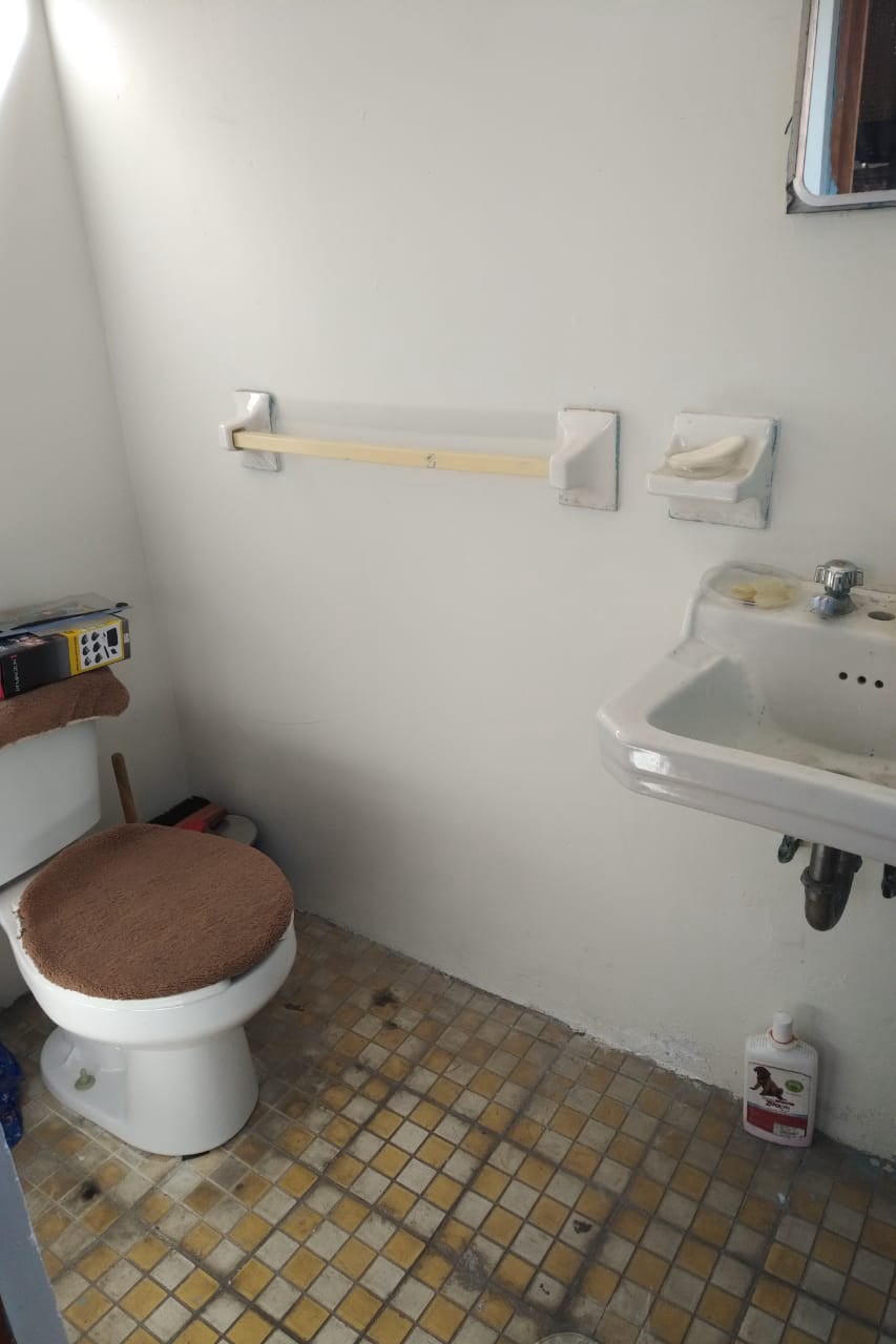 Baño completo privado para el cuarto de servicio en la azotea.