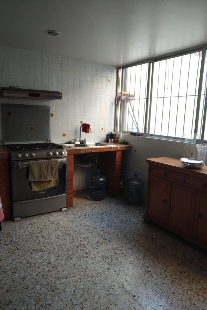 Cocina integral espaciosa y funcional con barra desayunador y múltiples gabinetes.
