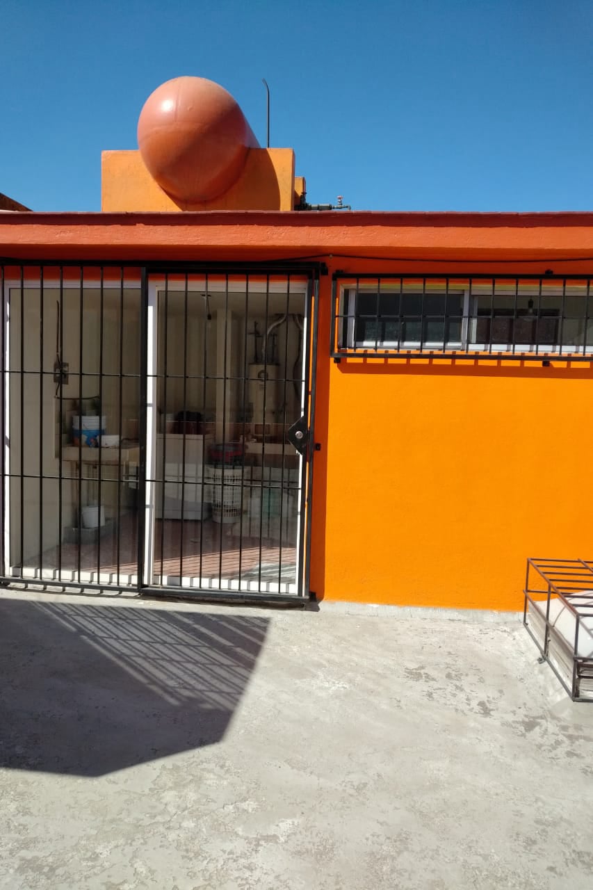 Cuarto de servicio en la azotea con espacio para cama individual y almacenamiento.