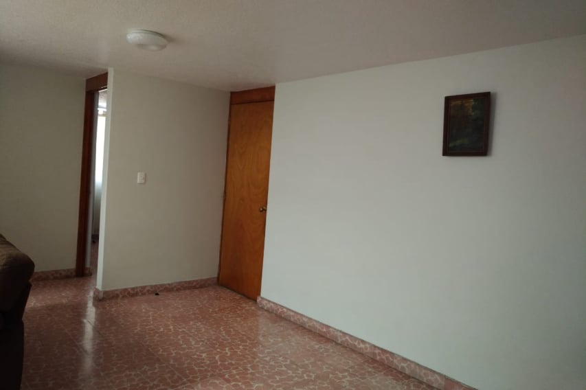 Hall familiar o estancia de TV en planta alta, centro de convivencia de la casa.