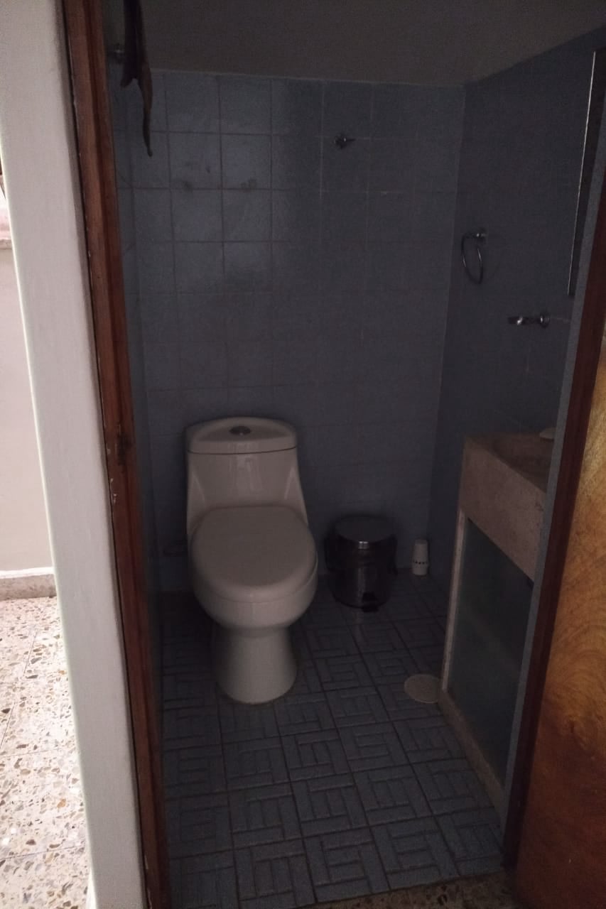 Medio baño de visitas ubicado en la planta baja, con acabados cerámicos modernos.