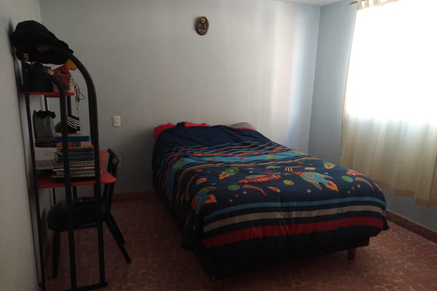 Recámara secundaria con closet y espacio para cama matrimonial, muy iluminada.