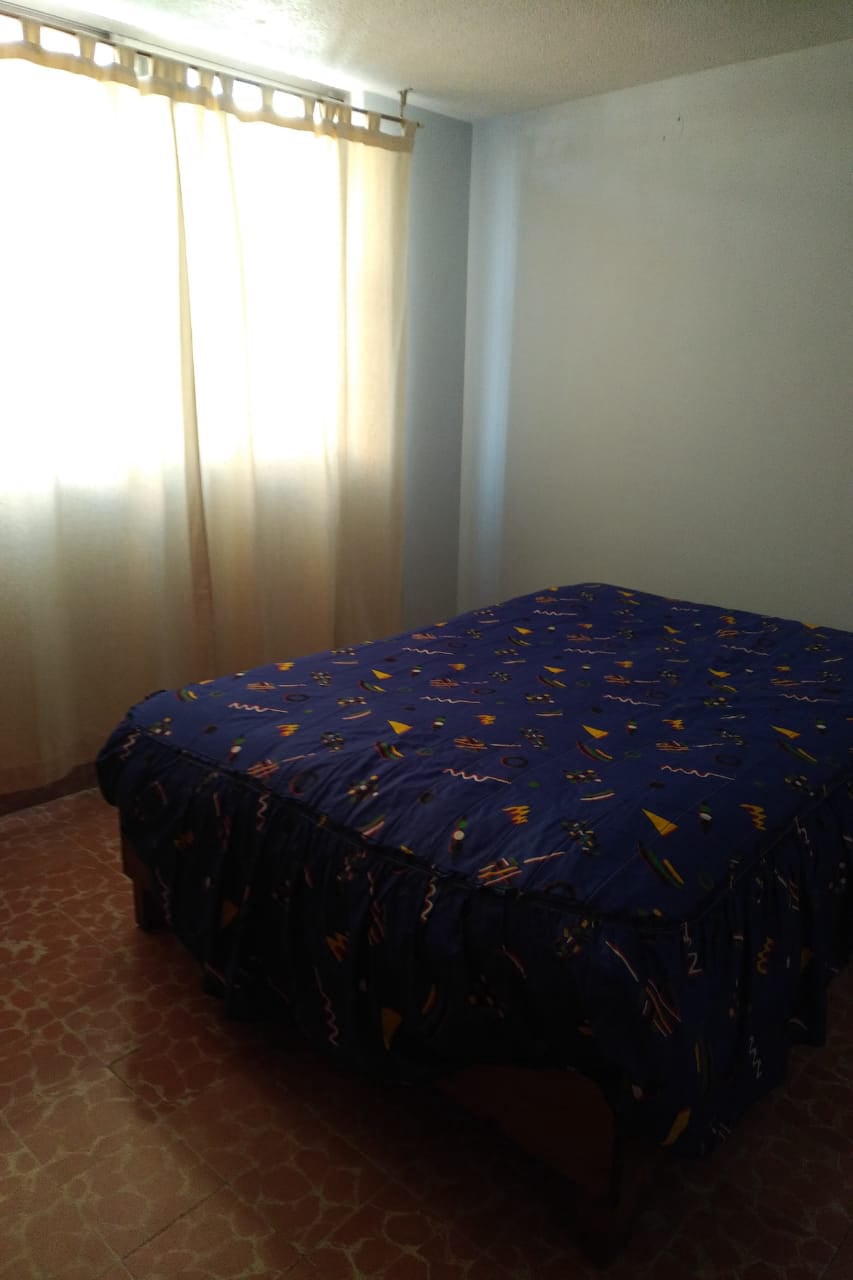 Tercera recámara con vista al patio interior y espacio para estudio.