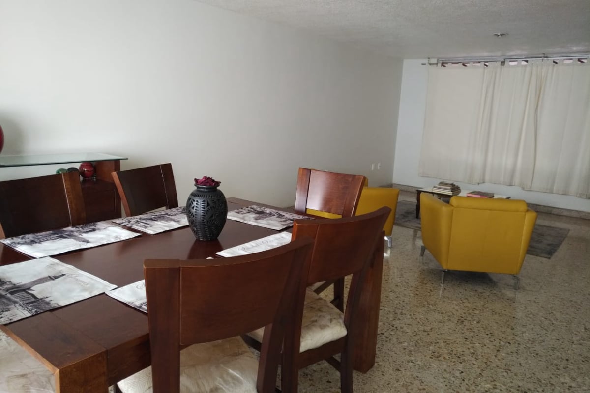 Amplia estancia de sala y comedor de la casa en venta, con gran iluminación natural.