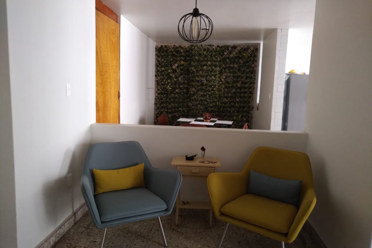 Espacio multifuncional usado como sala de lectura y antecomedor, conectado a la cocina.